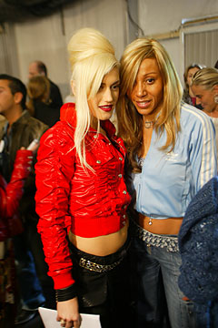 100099537 http://www.style.com/peopleparties/celebritysearch/person664/slideshow?loop=0&iphoto=18&play=false&cnt=20